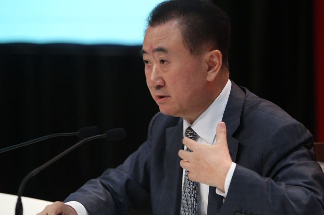 迪马尔科左路弧顶传到禁区劳塔罗门前被佩雷斯放倒裁判没有表示，随后裁判经过var提示认定为点球，恰尔汉奥卢主罚点球破门，国米1-0乌迪内斯。